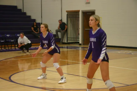 Jets volleyball flies past Purple Hornets